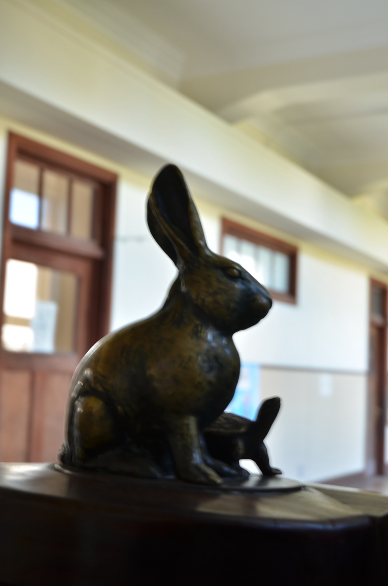 楼梯扶手上的龟兔赛跑侧面