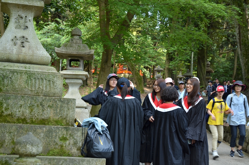 学生拍毕业照，祝贺他们