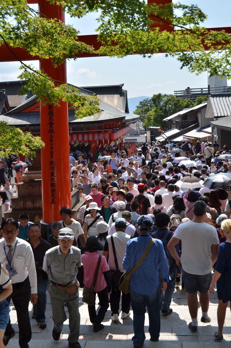 摩肩接踵的稻荷大社